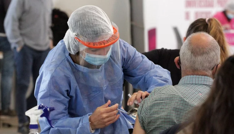 Aplicarán el tercer refuerzo de la vacuna contra el coronavirus en todo el país