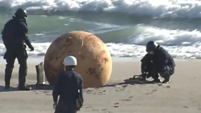 Develaron qué era la bola gigante que apareció en el mar de Japón