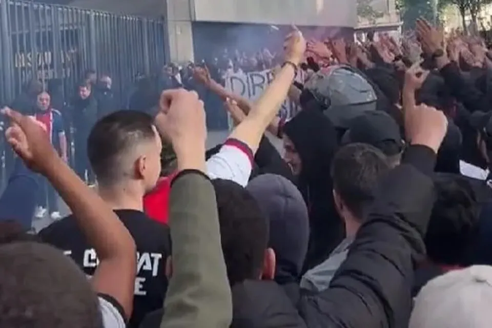Hinchas del PSG insultaron a Lionel Messi en una protesta en la puerta del club