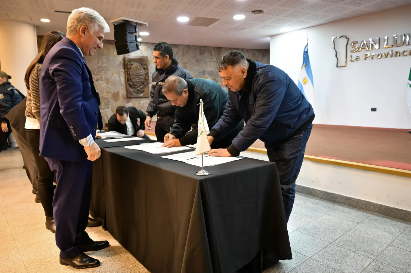 Los policías retirados que conducirán los patrulleros se reincorporaron oficialmente