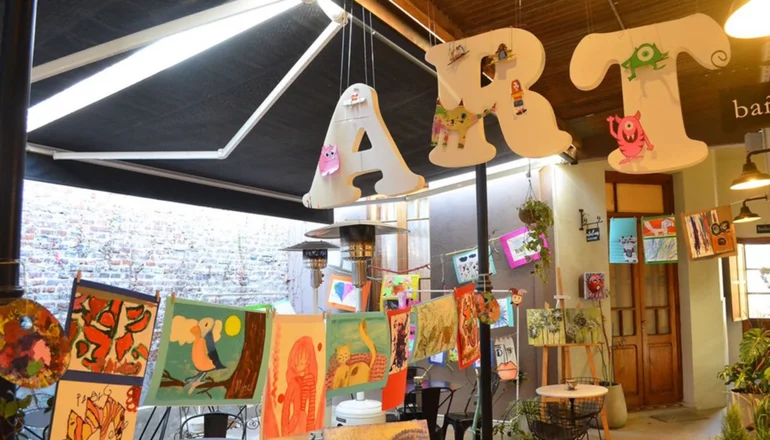 Estudiantes exponen su arte y recolectan juguetes en un bar