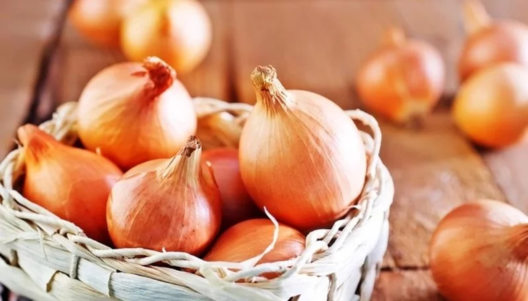 El precio de la cebolla aumentó un 150% y el kilo cuesta hasta $400