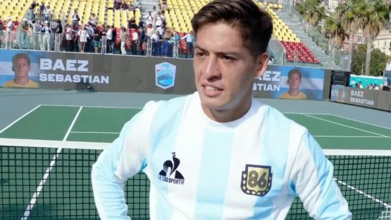 Tenista argentino ganó en un torneo en Nápoles y lo festejó con la camiseta de Maradona del 86