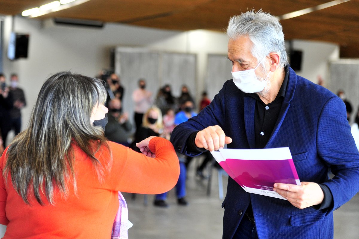 El  Gobierno provincial entregó más contratos de readjudicación de viviendas y escrituras