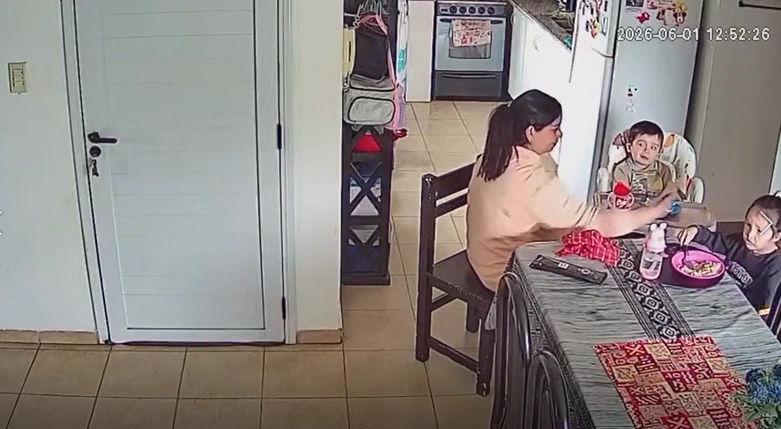 Una niñera fue denunciada por maltratar a dos niños y el video se viralizó en redes sociales