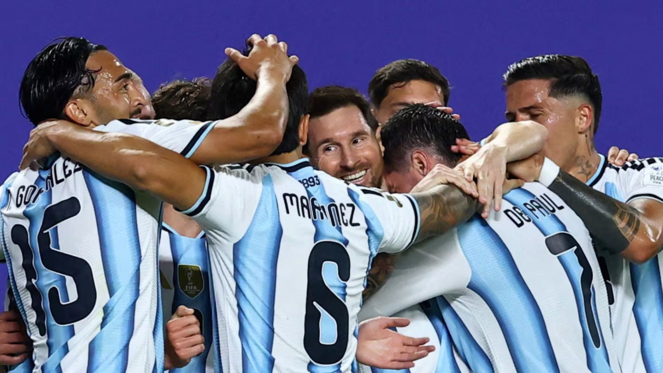 Messi hizo historia y Argentina clasificó