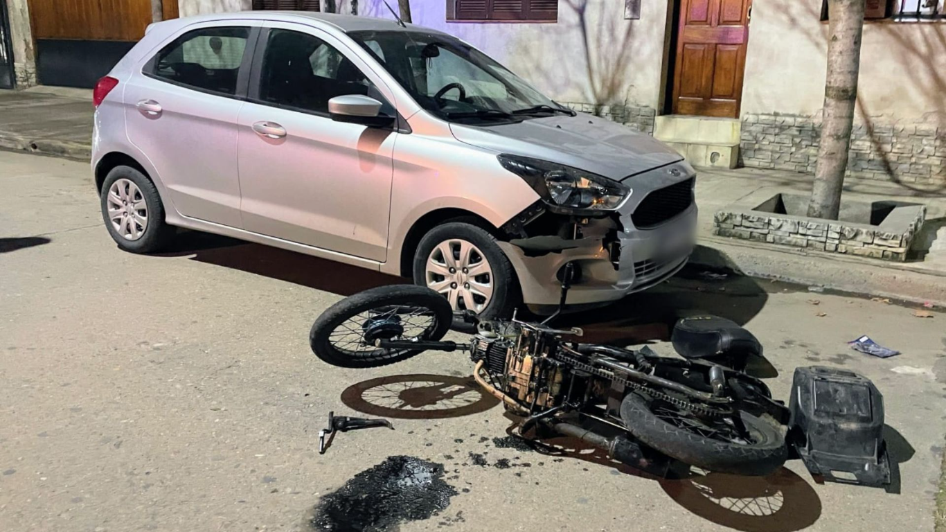 Dos adolescentes huyeron de un control policial y chocaron un auto estacionado en Villa Mercedes
