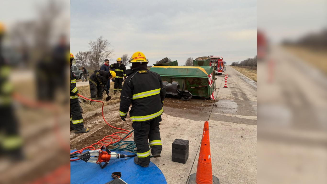 volcó una cisterna con 3.000 litros de gasoil y trabajaron bomberos para contener el derrame