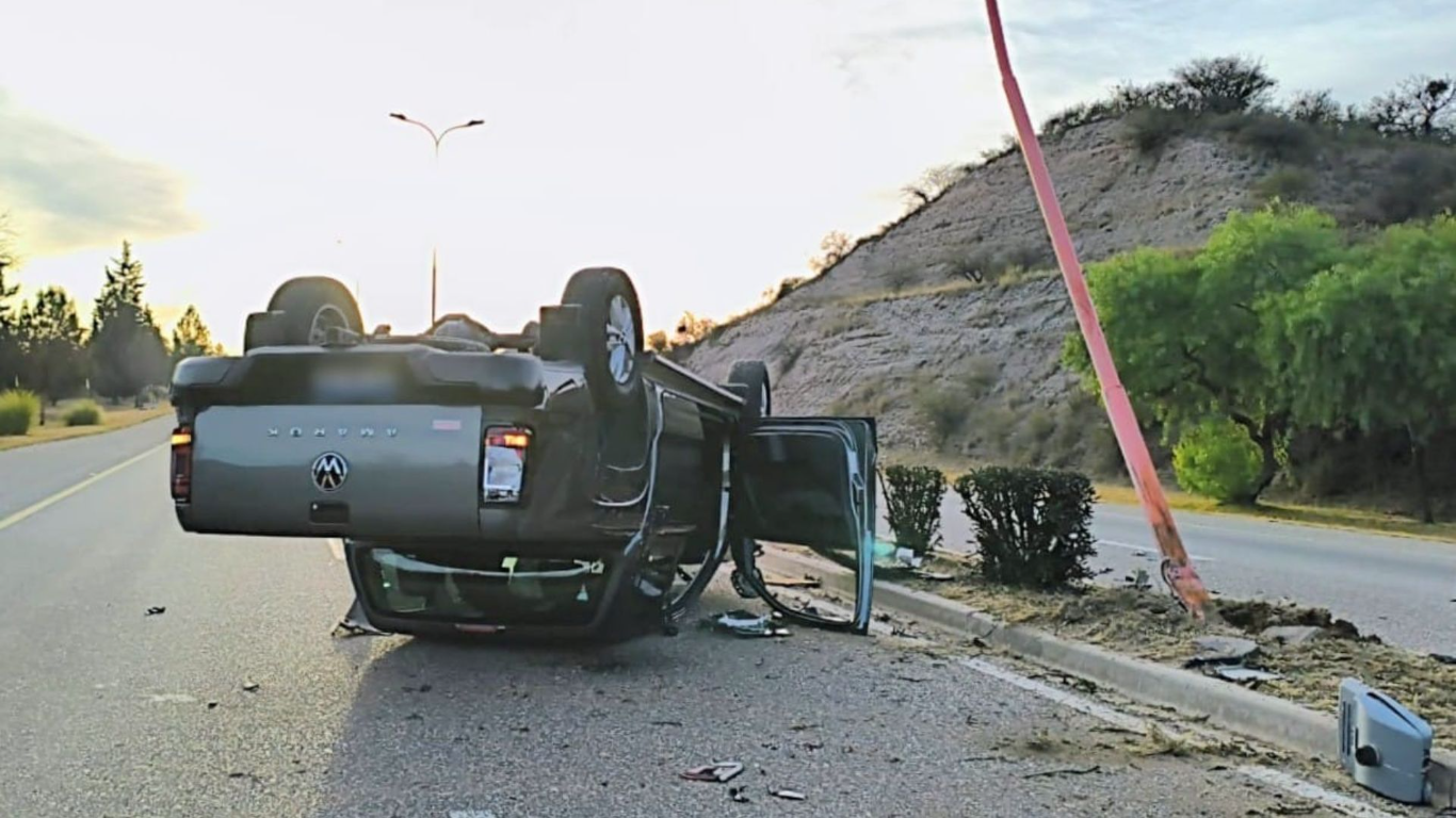 Juana Koslay: una camioneta volcó tras impactar contra un poste en la Autopista Los Puquios