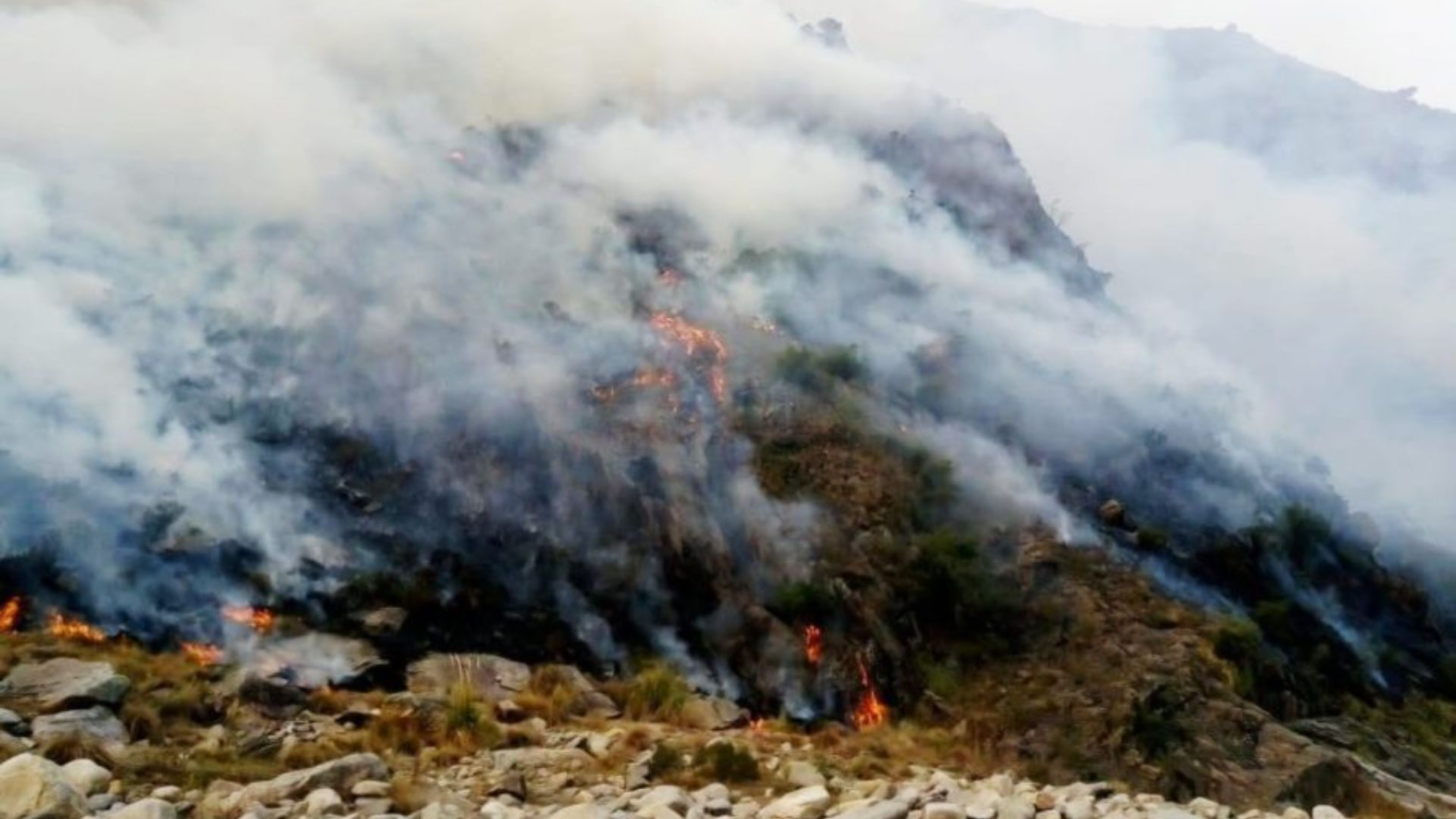 Incendio en Estancia Grande: evacúan familias y el viento impide el trabajo de los aviones hidrantes