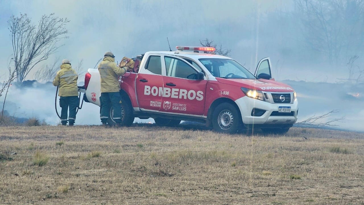 Incendio en Estancia Grande: comenzaron a operar los aviones hidrantes y disminuyeron varios focos