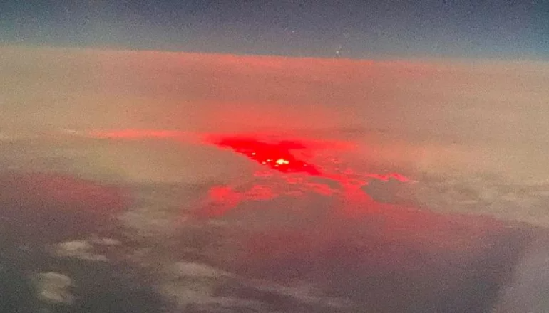 Un piloto captó un misterioso resplandor rojo en el océano Atlántico