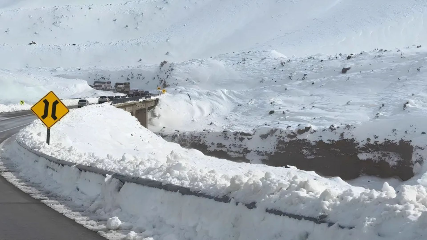San Luis prepara un operativo para asistir a más de 2.700 camiones varados por la nieve en Mendoza