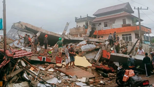 Terremoto de 7,7 en Indonesia: hay 47 muertos y alerta de tsunami levantada