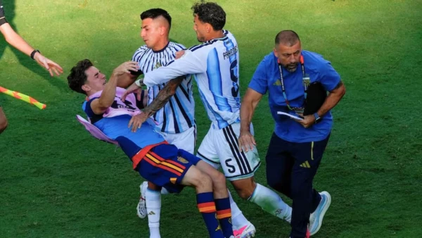 FIFA sancionó a Paredes con 10 partidos y multó a la AFA tras la final del Mundial