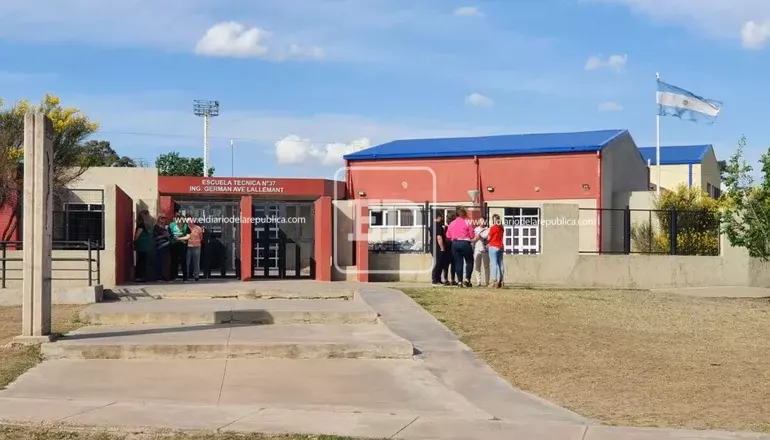 Un hombre disparó e hirió a una mujer en una escuela