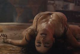 Lali Espósito estrenó “2 son 3” y sus fans tienen la teoría de que sus videos están conectados