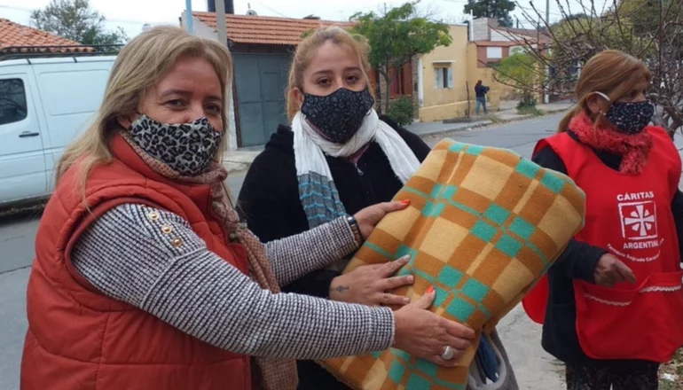 Por la ola de frío, se multiplican las colectas de frazadas y abrigos